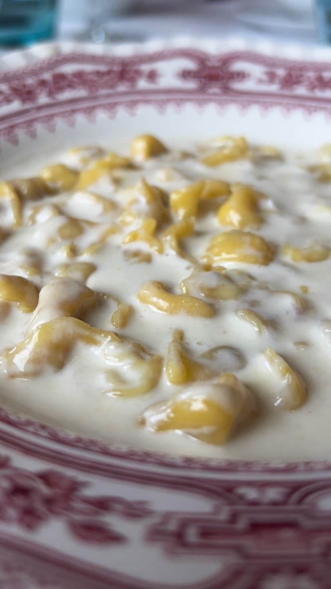 Tortellini in crema di Parmigiano serviti nel ristorante La Nunziadêina