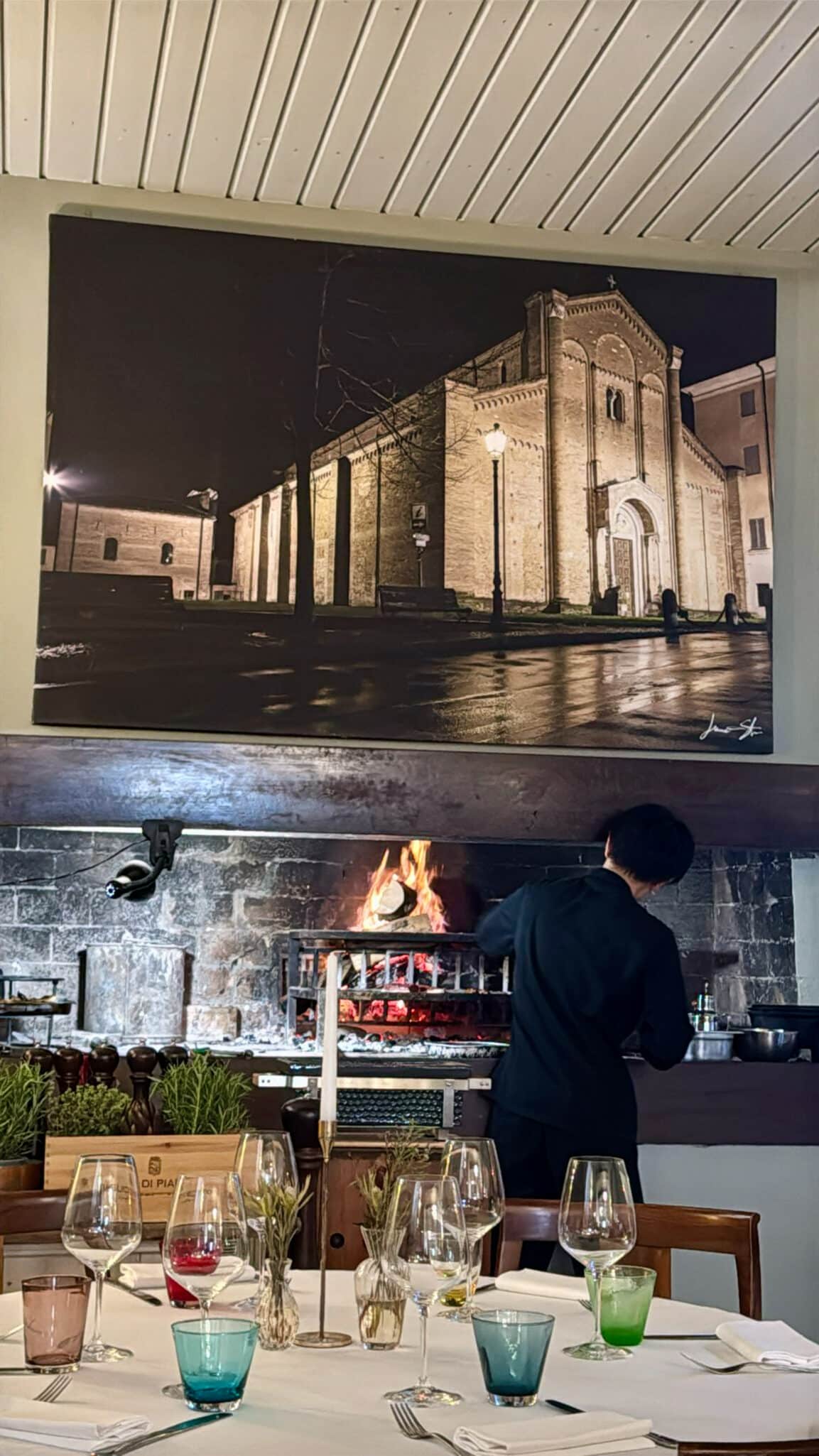 La sala della Nunziadêina, il camino acceso e la fotografia dell’Abbazia di Nonantola
