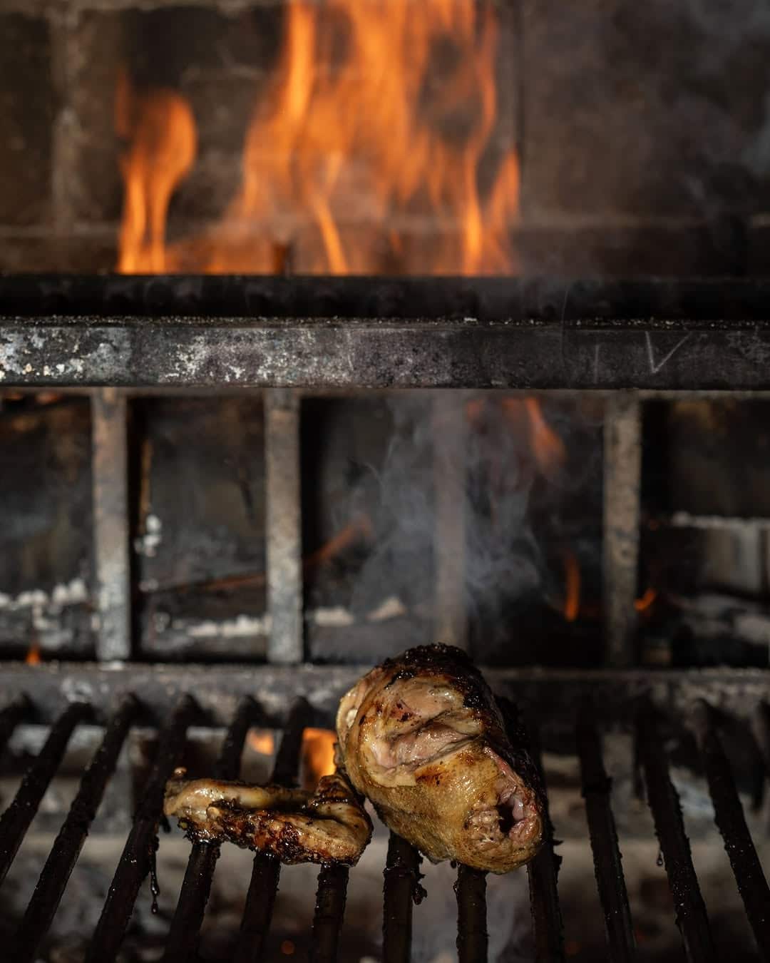 Carne sulla griglia del camino