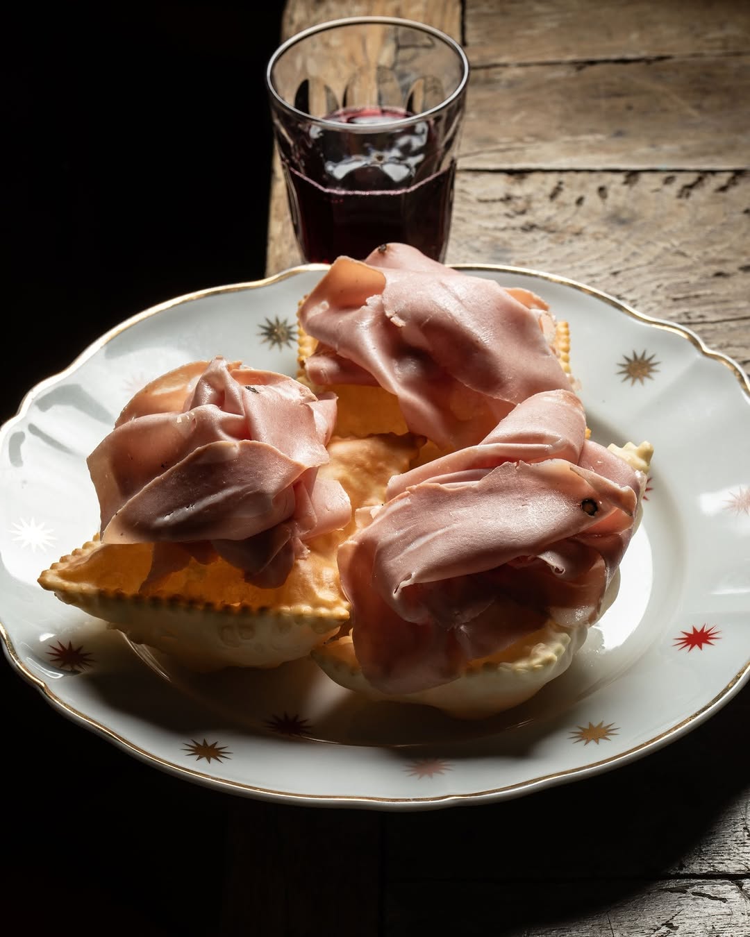 Gnocco con salumi e vino rosso