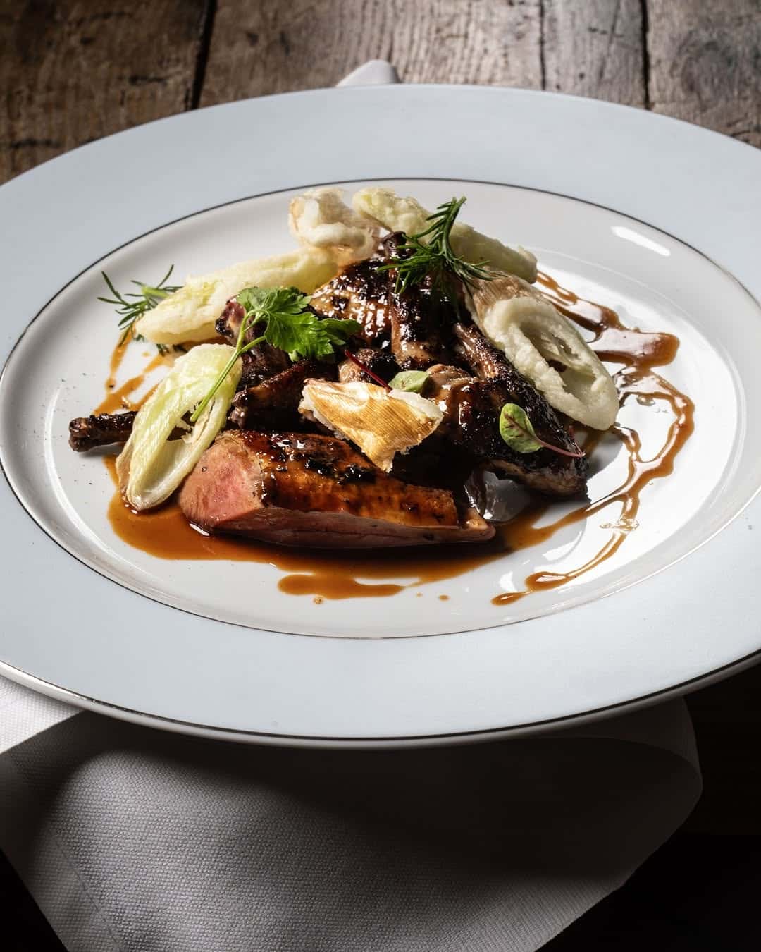 Secondo di carne con salsa e verdure