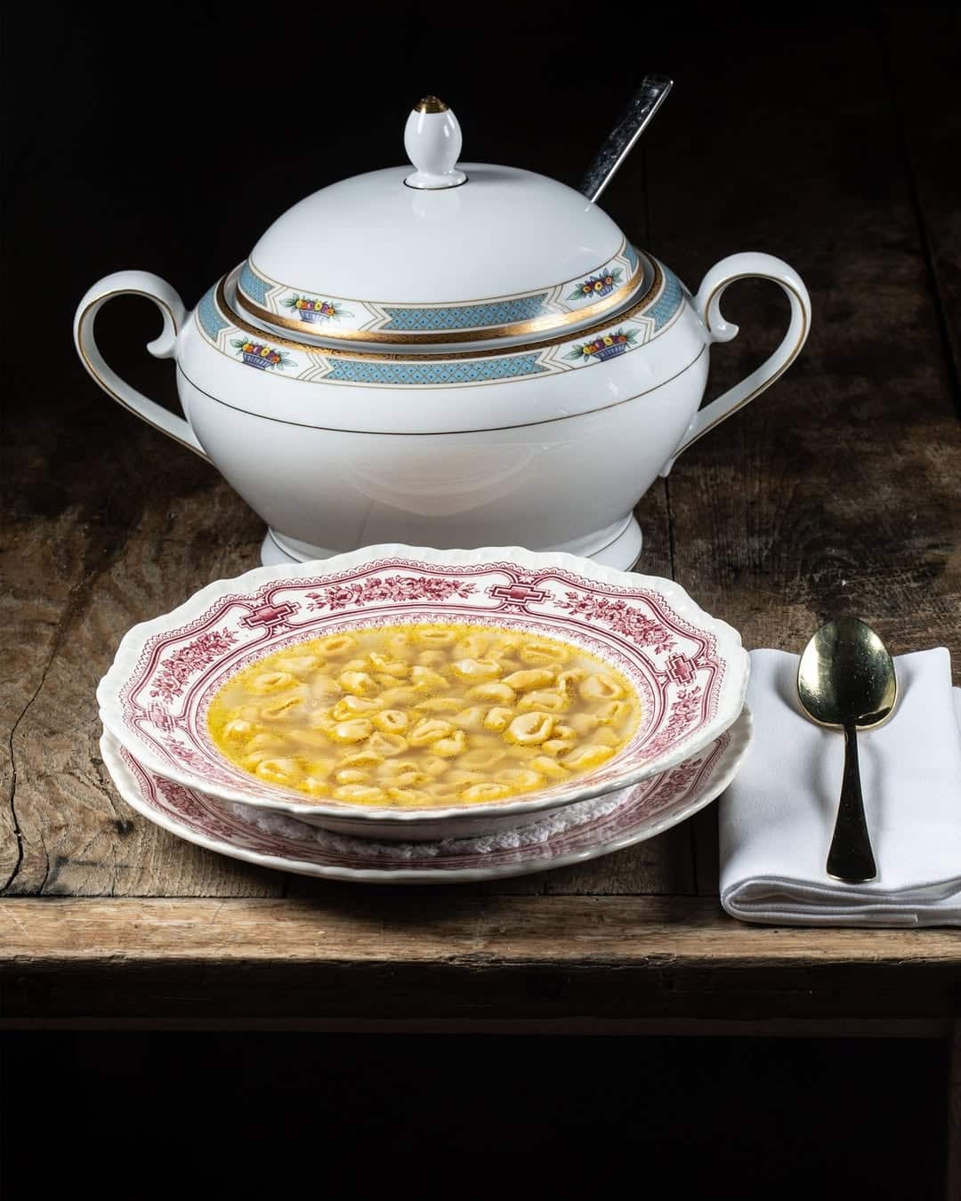 Tortellini in brodo con zuppiera